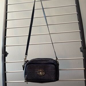 Kathy Van Zeeland Vintage Crossbody Bag
Slight damage on strap can hardly see.